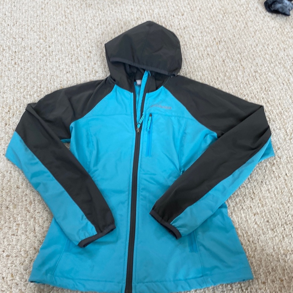 Womens columbia full zip wind breaker jacket with 3 zipper pockets and hood